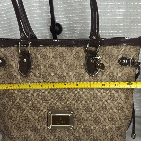 (Q0) GUESS Scandal Satchel Medium Tote, logo print - Picture 3 of 16